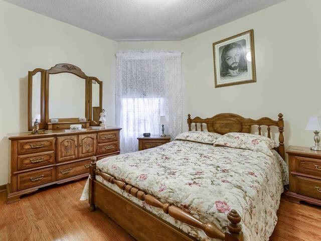 1098 Dundas St W, House attached with 4 bedrooms, 2 bathrooms and 3 parking in Toronto ON | Image 14