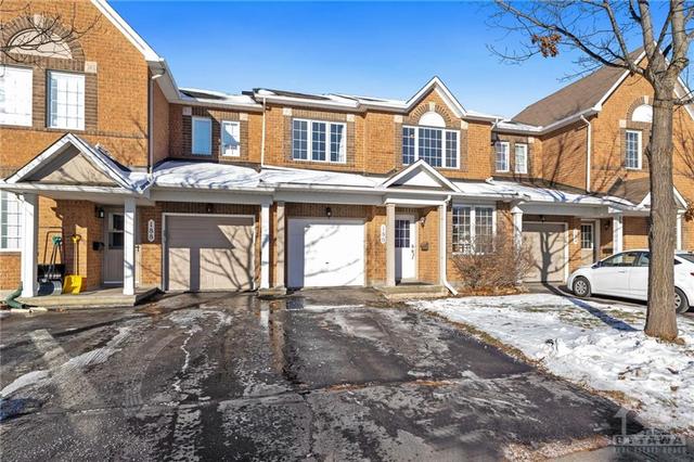 186 Cresthaven Drive, Townhouse with 3 bedrooms, 3 bathrooms and 3 parking in Ottawa ON | Image 1