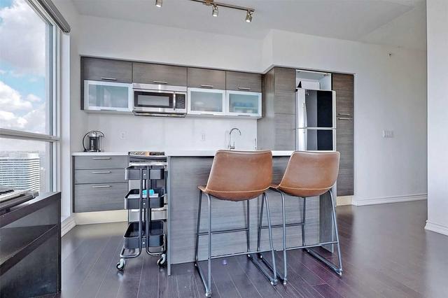 4715 - 386 Yonge St, Condo with 2 bedrooms, 2 bathrooms and 1 parking in Toronto ON | Image 9