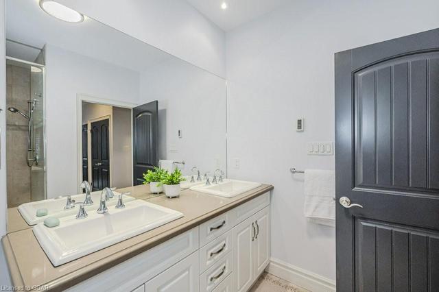 Double sinks in primary ensuite | Image 19
