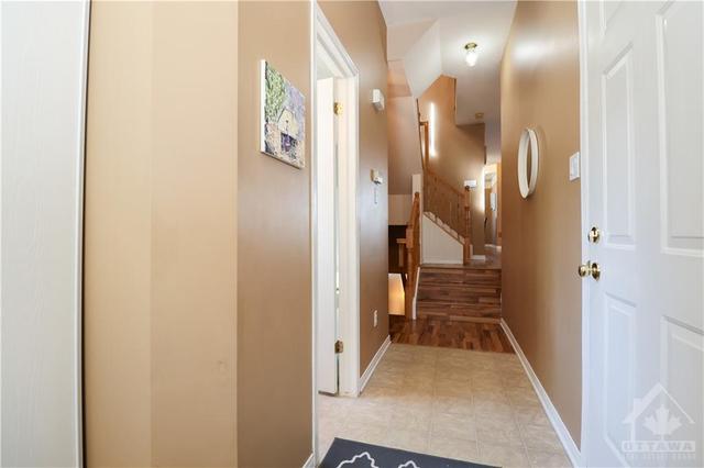 409 Hillsboro Private, Townhouse with 3 bedrooms, 3 bathrooms and 2 parking in Ottawa ON | Image 3