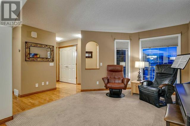238 Douglas Ridge Place Se, House detached with 4 bedrooms, 3 bathrooms and 4 parking in Calgary AB | Image 3
