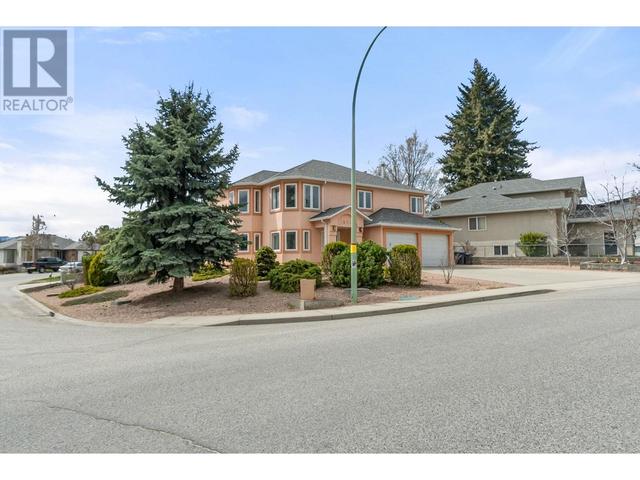 1531 Lawrence Avenue, House detached with 4 bedrooms, 3 bathrooms and 8 parking in Kelowna BC | Image 4
