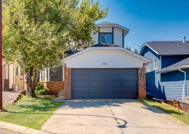 141 Shawfield Bay Sw, House detached with 3 bedrooms, 3 bathrooms and 4 parking in Calgary AB | Image 1
