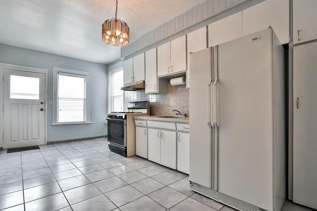 157 St Clarens Ave, House detached with 3 bedrooms, 2 bathrooms and 1 parking in Toronto ON | Image 3