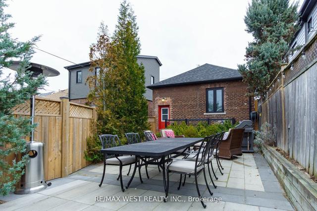 139 Springdale Blvd, House detached with 2 bedrooms, 3 bathrooms and 2 parking in Toronto ON | Image 16