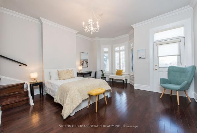 31 Clinton St, House attached with 3 bedrooms, 4 bathrooms and 1.5 parking in Toronto ON | Image 6