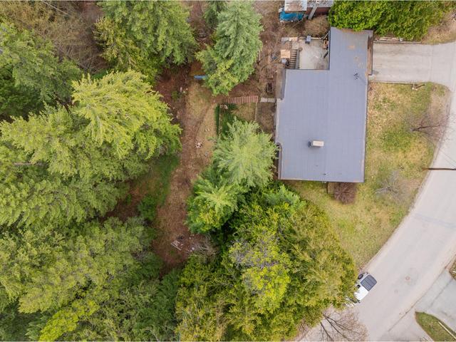 2184 Crestview Crescent, House detached with 5 bedrooms, 3 bathrooms and 4 parking in Castlegar BC | Image 9