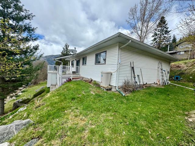 2124 Stanley Street, House detached with 3 bedrooms, 1 bathrooms and 3 parking in Nelson BC | Image 4