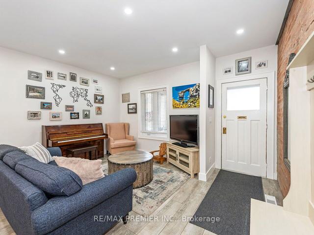 337 Saint Johns Rd, House semidetached with 3 bedrooms, 2 bathrooms and 2 parking in Toronto ON | Image 34