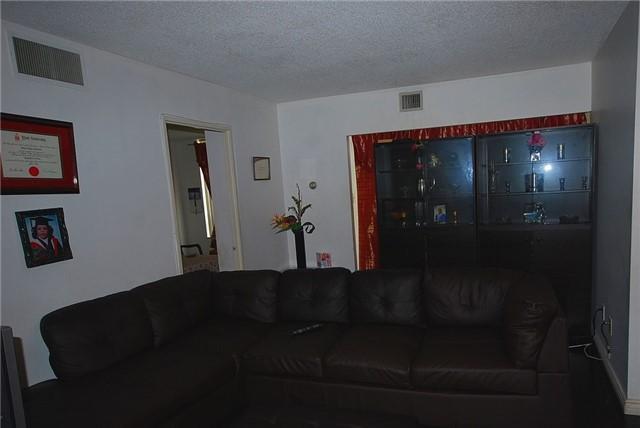 1001 - 285 Enfield Pl, Condo with 2 bedrooms, 2 bathrooms and 1 parking in Mississauga ON | Image 3