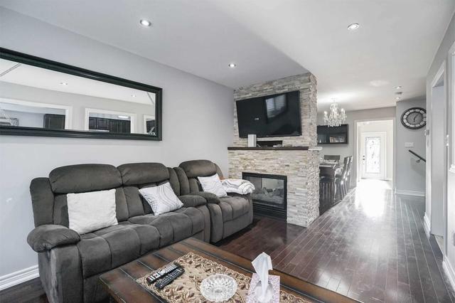 27 Manordale Cres, House semidetached with 3 bedrooms, 3 bathrooms and 4 parking in Vaughan ON | Image 3