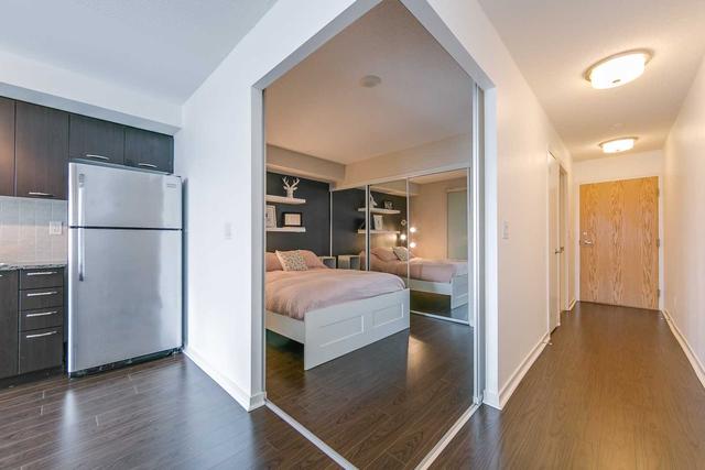 712 - 38 Joe Shuster Way, Condo with 1 bedrooms, 1 bathrooms and 0 parking in Toronto ON | Image 4