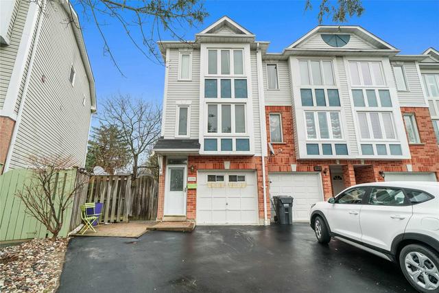 1239 Woodhill Crt, House attached with 2 bedrooms, 3 bathrooms and 2 parking in Mississauga ON | Image 1