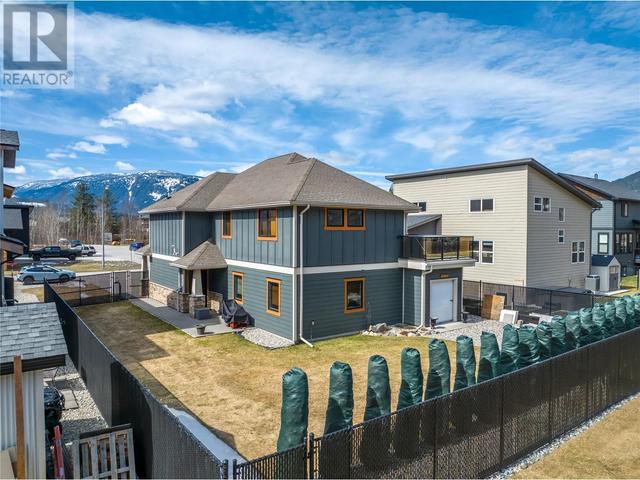 1938 Aspen Crescent, House detached with 4 bedrooms, 3 bathrooms and 6 parking in Revelstoke BC | Image 3