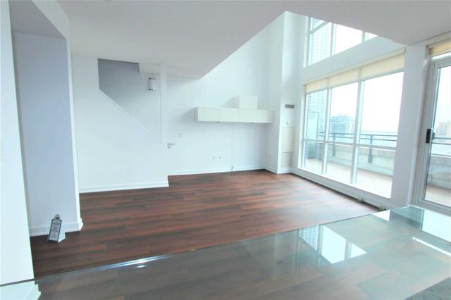 833 - 8 Telegram Mews, Condo with 2 bedrooms, 3 bathrooms and 1 parking in Toronto ON | Image 3
