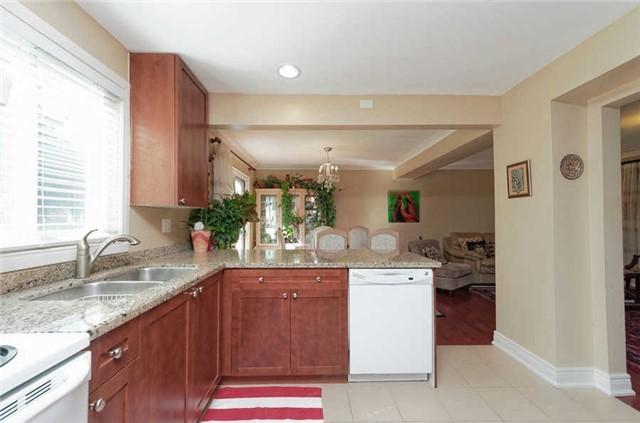 41 Resolution Cres, House detached with 4 bedrooms, 3 bathrooms and 5 parking in Toronto ON | Image 4