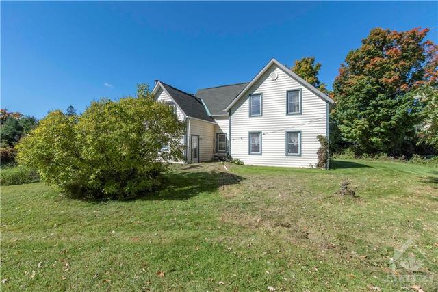 1098 Barryvale Road, House detached with 3 bedrooms, 2 bathrooms and 10 parking in Greater Madawaska ON | Image 4