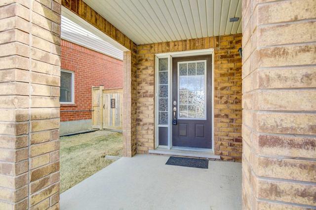 31 Vanhorne Clse, House attached with 3 bedrooms, 3 bathrooms and 2 parking in Brampton ON | Image 2