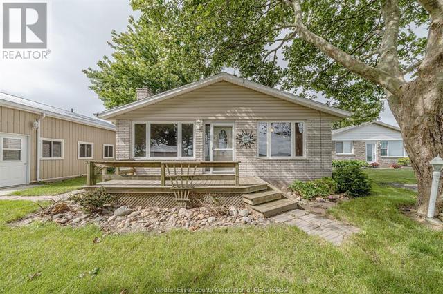 18240 Erie Shores, House detached with 2 bedrooms, 1 bathrooms and null parking in Chatham Kent ON | Image 2