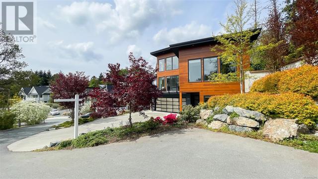 3894 Wilkinson Rd, House detached with 6 bedrooms, 5 bathrooms and 6 parking in Saanich BC | Image 2