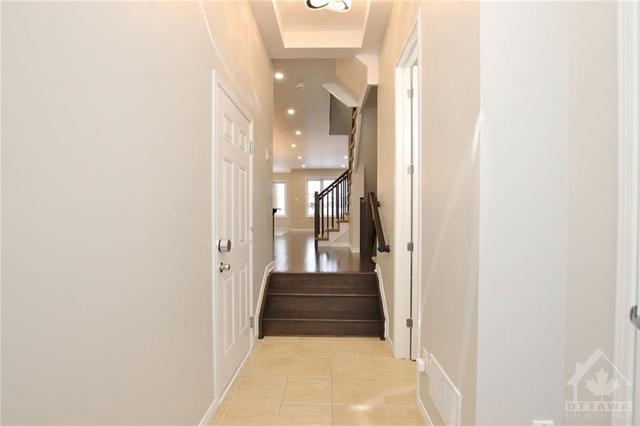 647 Gabriola Way, Townhouse with 3 bedrooms, 3 bathrooms and 3 parking in Ottawa ON | Image 3
