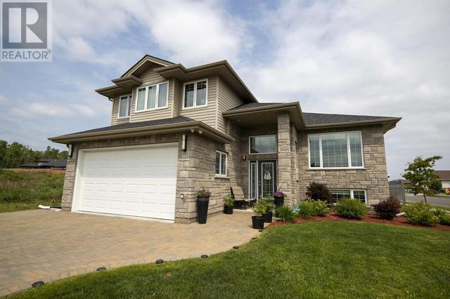 183 Sunflower St, House detached with 5 bedrooms, 3 bathrooms and null parking in Thunder Bay ON | Image 1