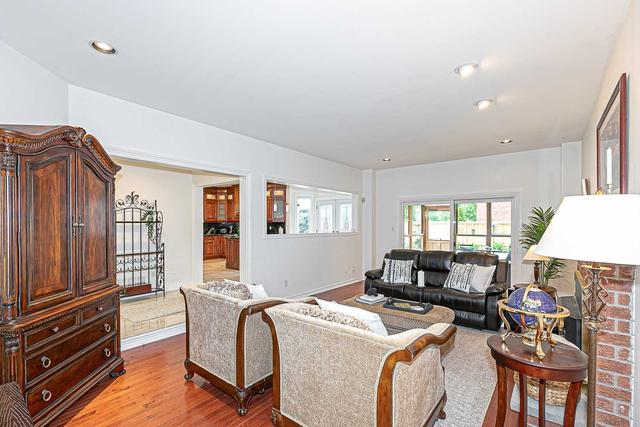 863 Norsan Crt, House detached with 5 bedrooms, 5 bathrooms and 6 parking in Newmarket ON | Image 3