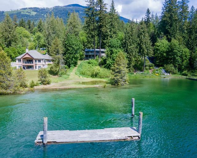 7484 Highway 3a, House detached with 4 bedrooms, 3 bathrooms and null parking in Central Kootenay E BC | Image 19