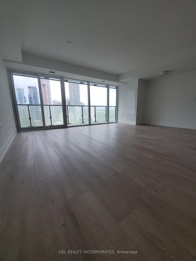 1302 - 575 Bloor St E, Condo with 3 bedrooms, 2 bathrooms and 1 parking in Toronto ON | Image 4