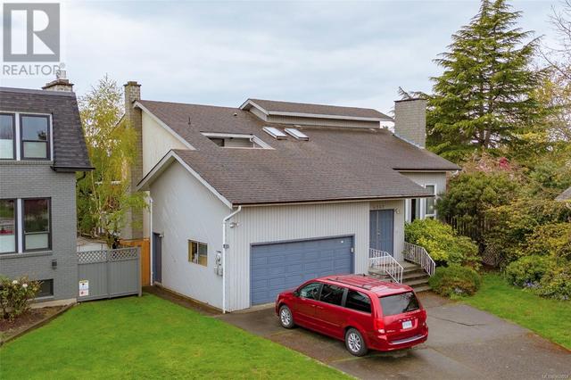 4042 Cavallin Crt, House detached with 6 bedrooms, 5 bathrooms and 2 parking in Saanich BC | Image 3