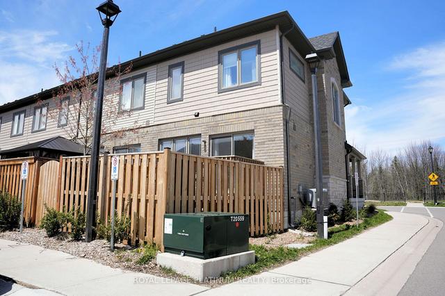 37 Cygnus Cres, House attached with 3 bedrooms, 3 bathrooms and 2 parking in Barrie ON | Image 10