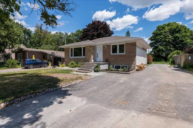 101 Peel St, House detached with 2 bedrooms, 2 bathrooms and 5 parking in Barrie ON | Image 1