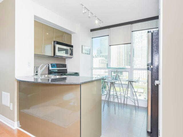 1002 - 16 Yonge St, Condo with 2 bedrooms, 2 bathrooms and 1 parking in Toronto ON | Image 6