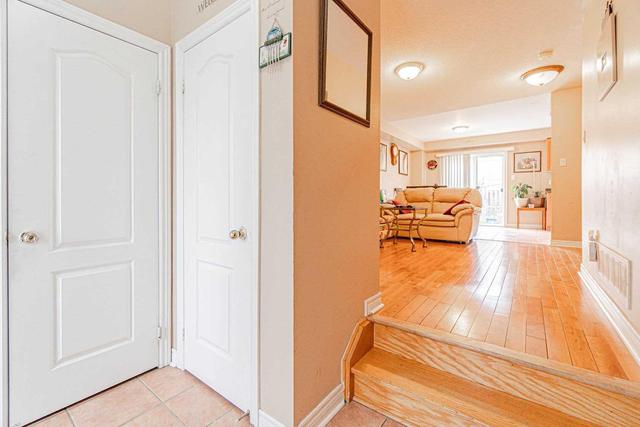 18 Sewells Lane, House semidetached with 3 bedrooms, 3 bathrooms and 2 parking in Brampton ON | Image 2