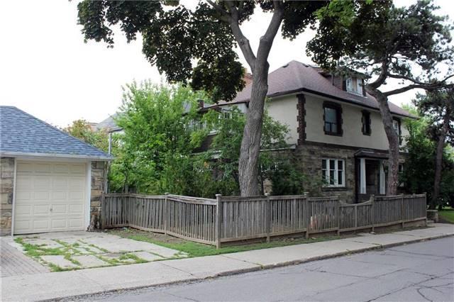 104 Lauder Ave, House detached with 5 bedrooms, 2 bathrooms and 1 parking in Toronto ON | Image 3