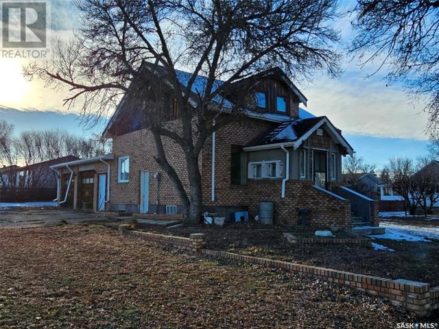 621 Railway Avenue E, House detached with 5 bedrooms, 3 bathrooms and null parking in Ponteix SK | Image 1