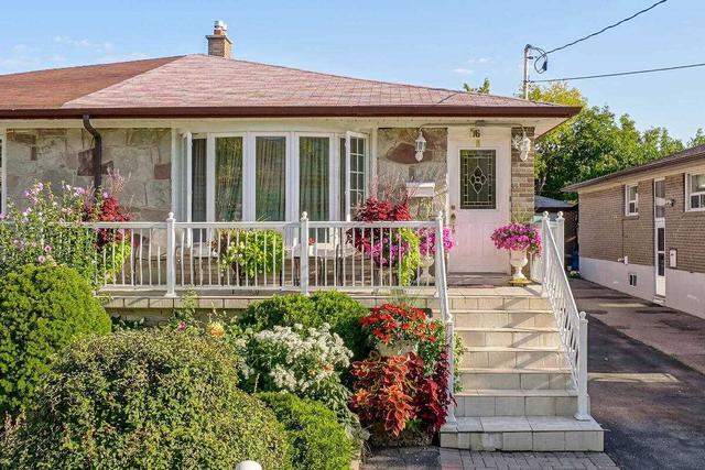 76 Lindy Lou Rd, House semidetached with 3 bedrooms, 3 bathrooms and 6 parking in Toronto ON | Image 1