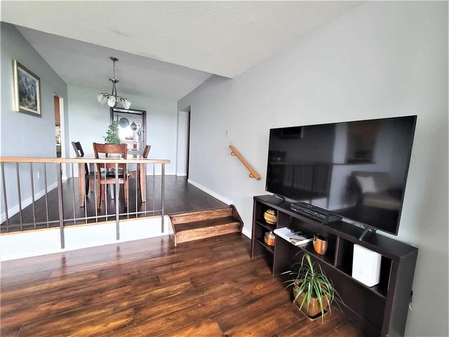 1602 - 250 Scarlett Rd, Condo with 2 bedrooms, 1 bathrooms and 1 parking in Toronto ON | Image 4
