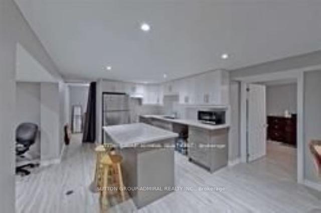 114 Cartier Cres, House detached with 2 bedrooms, 3 bathrooms and 1 parking in Richmond Hill ON | Image 2