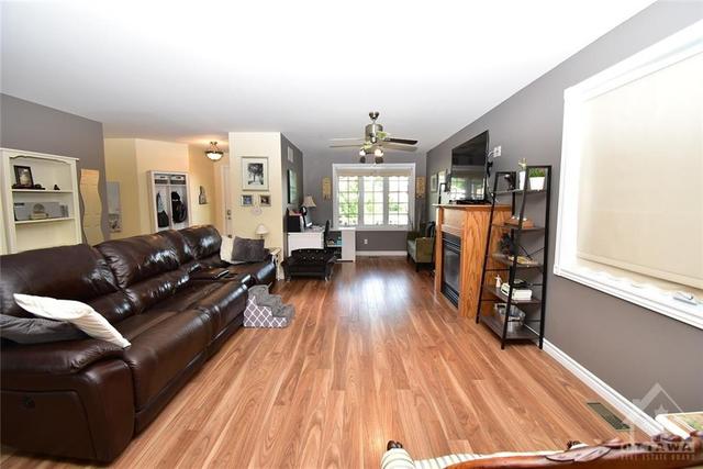 5573 Meadowbrook Drive, Home with 2 bedrooms, 2 bathrooms and 3 parking in South Dundas ON | Image 8