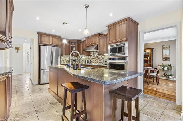 636 Rankin Crescent, House detached with 5 bedrooms, 3 bathrooms and 6 parking in Kingston ON | Image 2