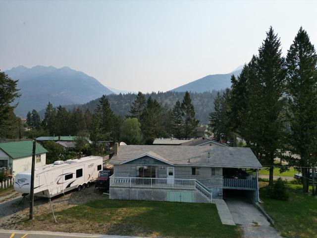 7558 Columbia Avenue, House detached with 4 bedrooms, 2 bathrooms and 2 parking in Radium Hot Springs BC | Image 2