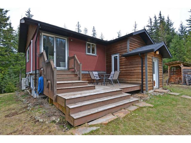 6652 Zeeben Road, House detached with 4 bedrooms, 2 bathrooms and null parking in Central Kootenay G BC | Image 3