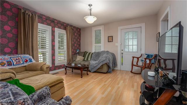 150 Catharine Avenue, House detached with 2 bedrooms, 1 bathrooms and 1 parking in Brantford ON | Image 2