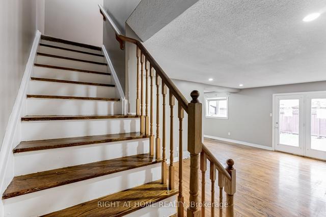 204 Townhouse Cres, Townhouse with 3 bedrooms, 2 bathrooms and 1 parking in Brampton ON | Image 2
