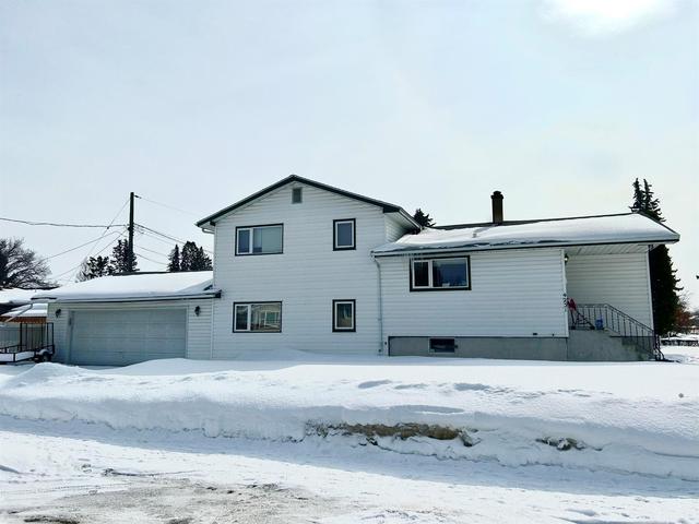 4231 43a Avenue, House detached with 4 bedrooms, 1 bathrooms and 4 parking in Red Deer County AB | Image 2