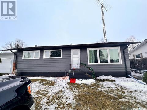 39 3rd Avenue Nw, House detached with 5 bedrooms, 2 bathrooms and null parking in Preeceville SK | Card Image