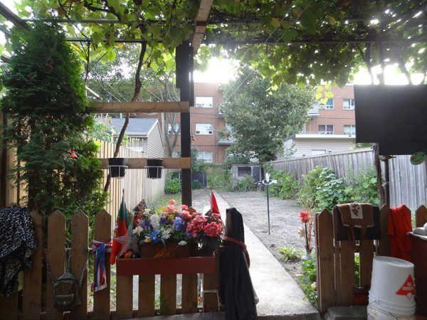 856 Shaw St, House semidetached with 3 bedrooms, 2 bathrooms and null parking in Toronto ON | Image 2