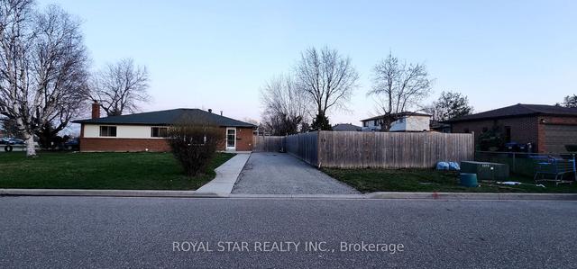 29 Earnscliffe Circ, House semidetached with 5 bedrooms, 3 bathrooms and 4 parking in Brampton ON | Image 12